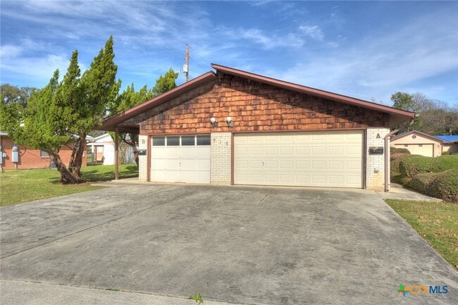 818 Lois St in Kerrville, TX - Foto de edificio - Building Photo