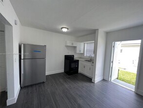 2150 NW 24th St in Miami, FL - Building Photo - Building Photo