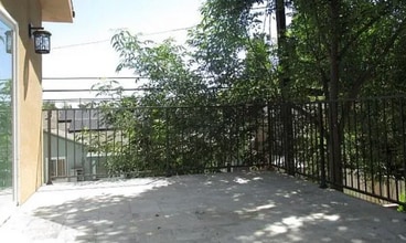 6848 Encino Ave in Encino, CA - Foto de edificio - Building Photo