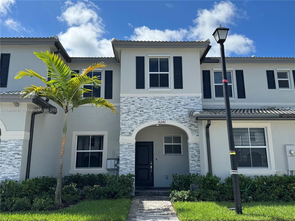 16242 SW 292nd St in Homestead, FL - Foto de edificio