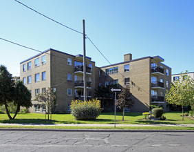 55 Neptune Dr in Toronto, ON - Building Photo - Building Photo