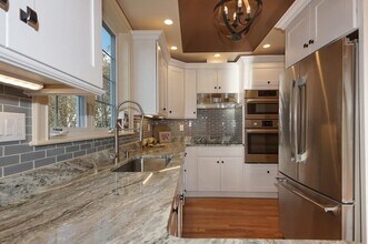 276 Waverley Ave, Unit 1 in Watertown, MA - Foto de edificio - Building Photo