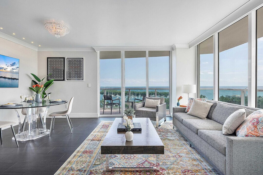 2889 McFarlane Rd in Miami, FL - Building Photo