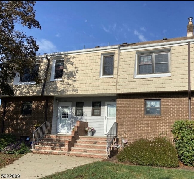 1702 Regents Ct in Hillsborough, NJ - Foto de edificio - Building Photo
