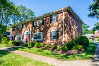 North Village Apartments in North Brunswick, NJ - Building Photo - Building Photo