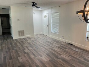 215 Hedgewood Ave in Deltona, FL - Building Photo - Building Photo