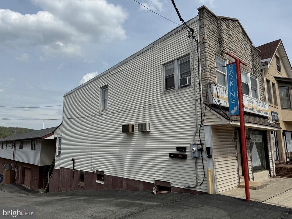 2441 Perkiomen Ave in Mount Penn, PA - Building Photo