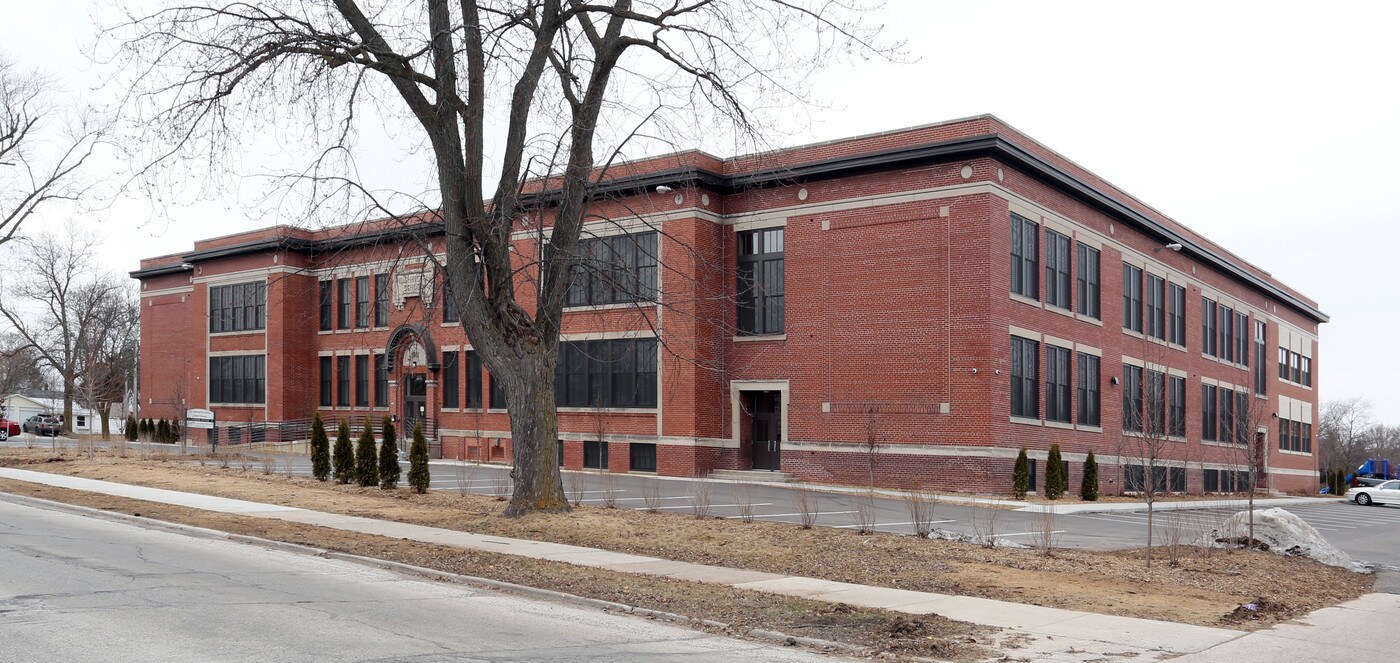 Washington School Apartments in Sheboygan, WI - Foto de edificio