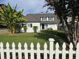 4918 Haskell Ave in Encino, CA - Building Photo