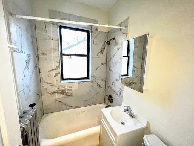 3824 N Wilton Ave, Unit 422 in Chicago, IL - Building Photo - Building Photo