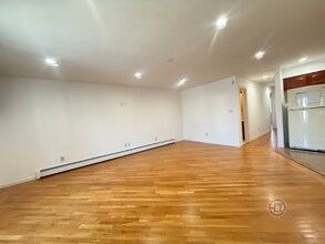 15-25 Utopia Pkwy in Queens, NY - Foto de edificio - Building Photo