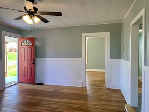 106 Spring Grove Ave in Salem, IN - Foto de edificio - Building Photo