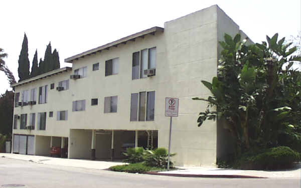 8600 Rugby Dr in West Hollywood, CA - Building Photo