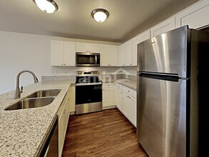 16986 SW Steele Way in Beaverton, OR - Foto de edificio - Building Photo