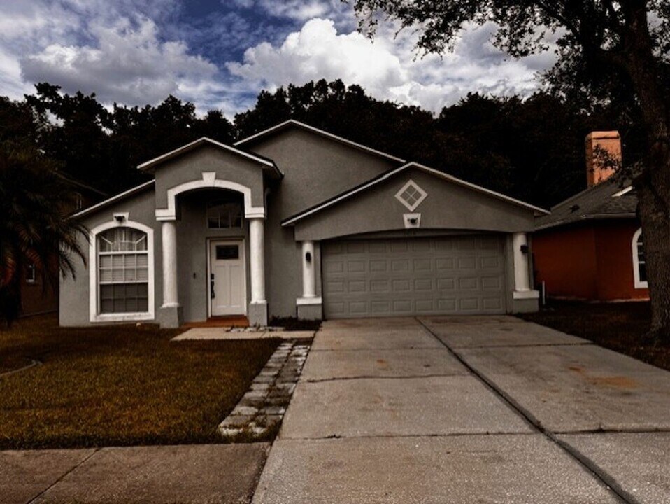 1616 Firewheel Dr in Zephyrhills, FL - Foto de edificio