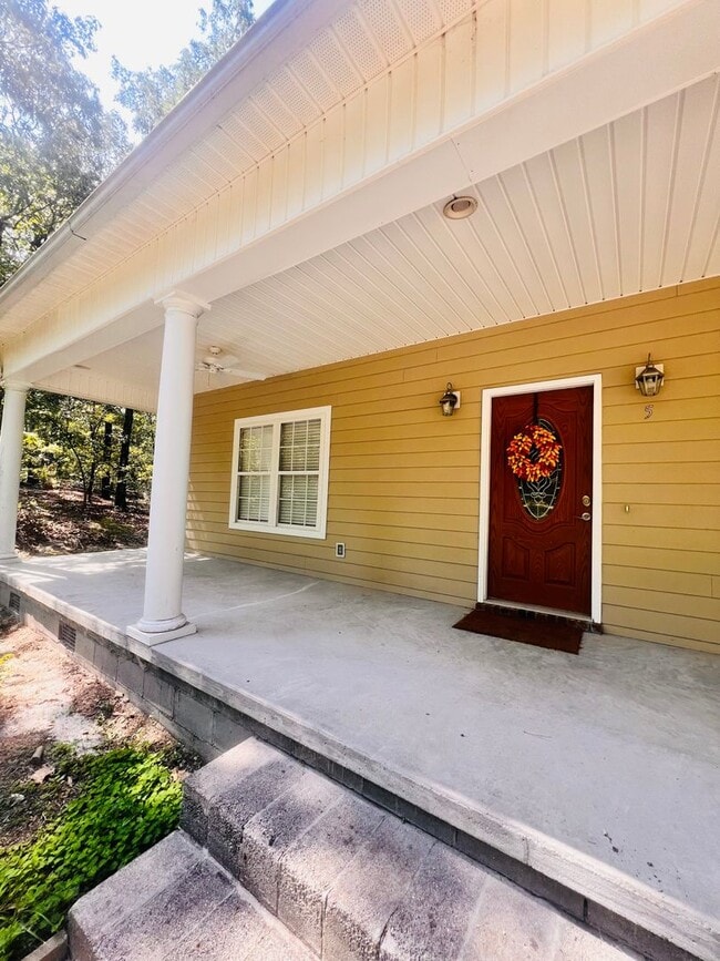 5 Circle Dr in Eastover, SC - Foto de edificio - Building Photo