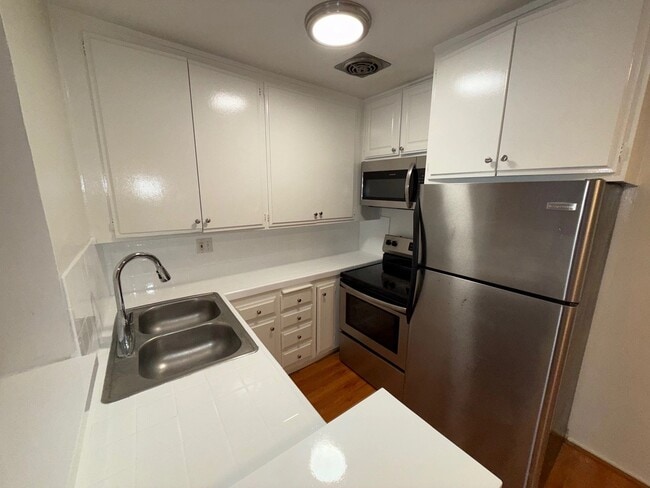 10760 Rose Ave in Los Angeles, CA - Building Photo - Building Photo