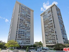 2220 Ave of the Stars in Los Angeles, CA - Building Photo - Building Photo