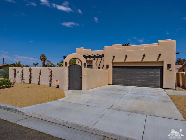 51690 Avenida Mendoza in La Quinta, CA - Foto de edificio - Building Photo