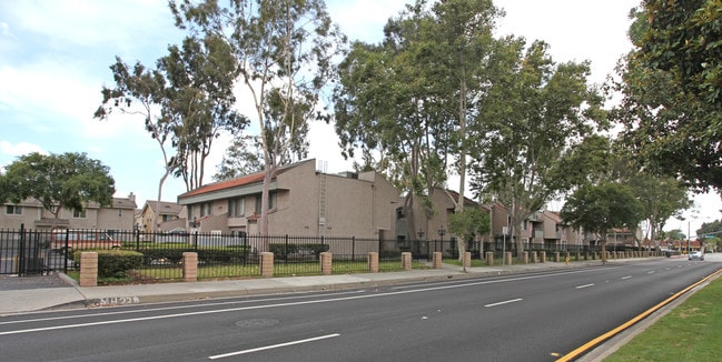 Ramona Park in Baldwin Park, CA - Foto de edificio - Building Photo