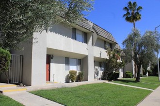 Country Club Vista in Bakersfield, CA - Foto de edificio - Building Photo