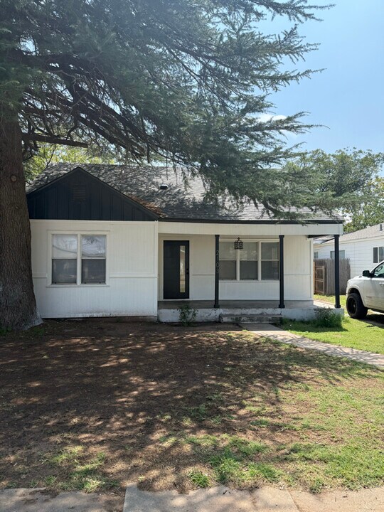 2103 22nd St in Lubbock, TX - Building Photo