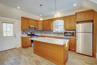 31 Rockland St in Wellesley, MA - Foto de edificio - Building Photo