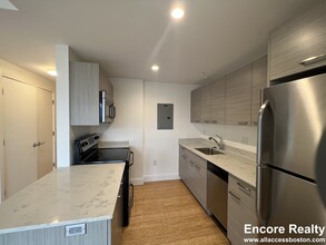 67 Ashford St, Unit 502 in Boston, MA - Foto de edificio - Building Photo