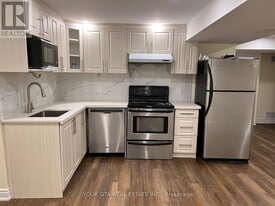 2164 Eighth Line in Oakville, ON - Building Photo