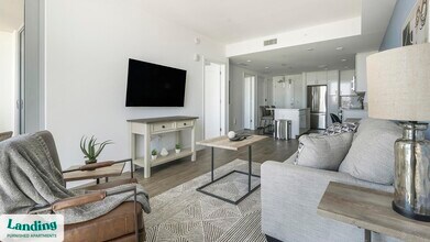 1950 Mayfair St, Unit 817 in Naples, FL - Foto de edificio - Building Photo