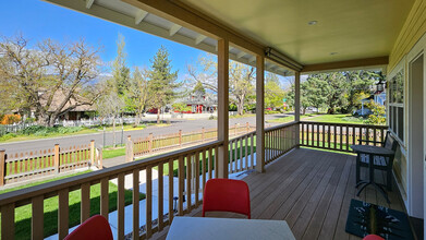 882 B St in Ashland, OR - Building Photo - Building Photo