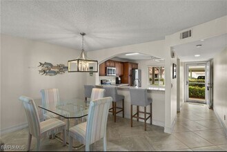 7025 Dennis Cir in Naples, FL - Building Photo - Building Photo