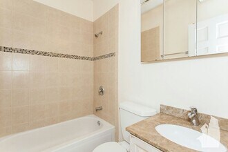 2320 N Southport Ave in Chicago, IL - Building Photo - Building Photo