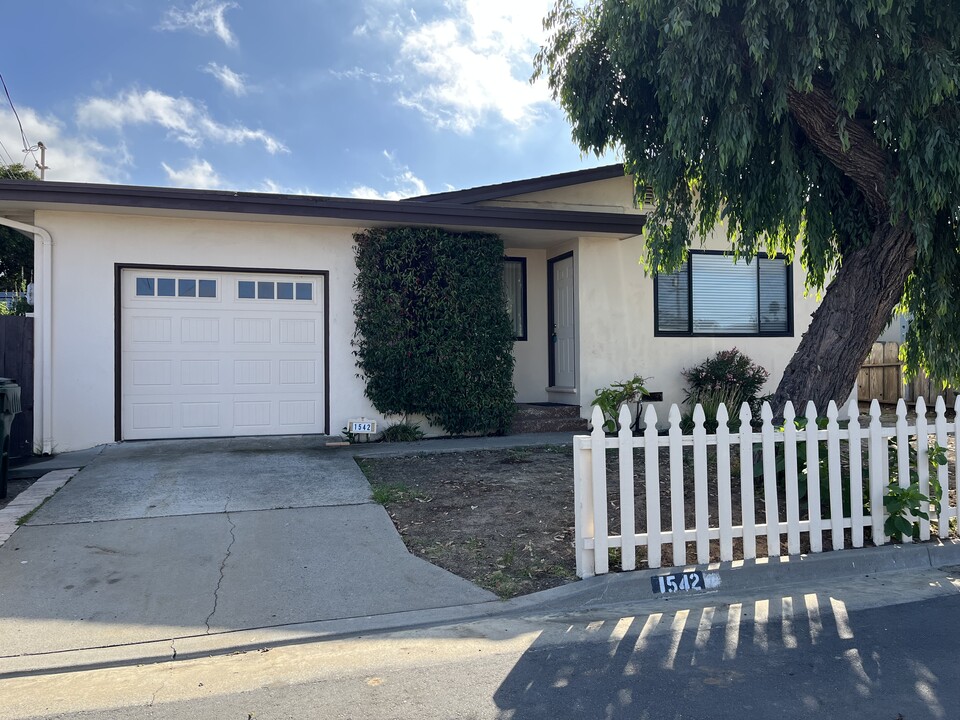 1542 Harding St in Seaside, CA - Building Photo