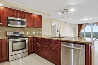 3499 Oaks Way in Pompano Beach, FL - Building Photo - Building Photo