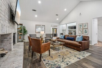 Centre Oaks Apartments in Fort Worth, TX - Building Photo - Building Photo