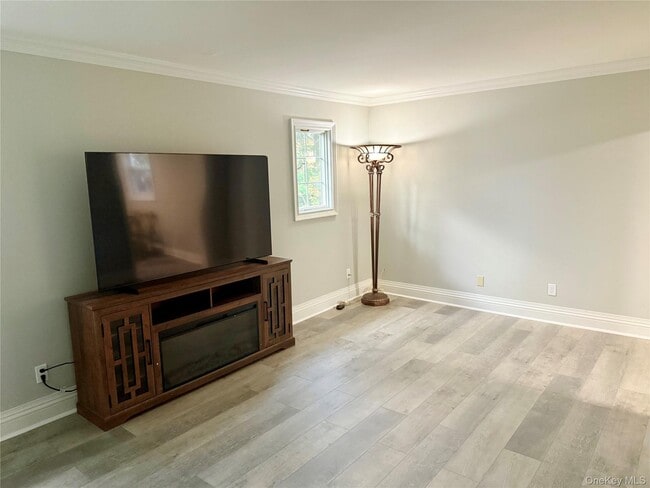 66 Seaman Neck Rd in Dix Hills, NY - Building Photo - Building Photo