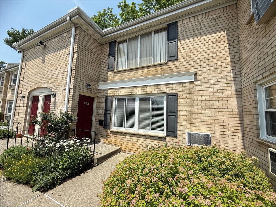 250 Beechwood Ave in Poughkeepsie, NY - Building Photo