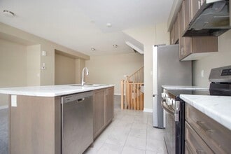 1104 Lockie Dr in Oshawa, ON - Building Photo - Building Photo