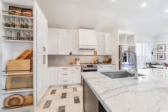 1611 Lakeside Enclave Dr in Houston, TX - Building Photo - Building Photo