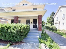 221 W Parkwood Dr in Dayton, OH - Building Photo