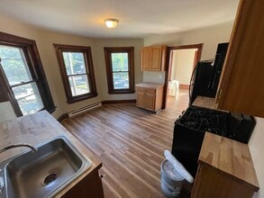 463 E Broad St, Unit B in Quakertown, PA - Foto de edificio - Building Photo