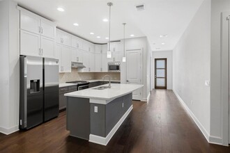 5820 Harper Park Dr in Austin, TX - Foto de edificio - Building Photo