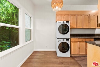 340 N Oakhurst Dr in Beverly Hills, CA - Building Photo - Building Photo