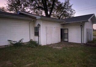 2053 Davisville Rd in Du Quoin, IL - Building Photo - Building Photo