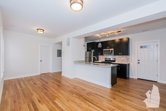 2211 W Eastwood Ave, Unit 2201-1W