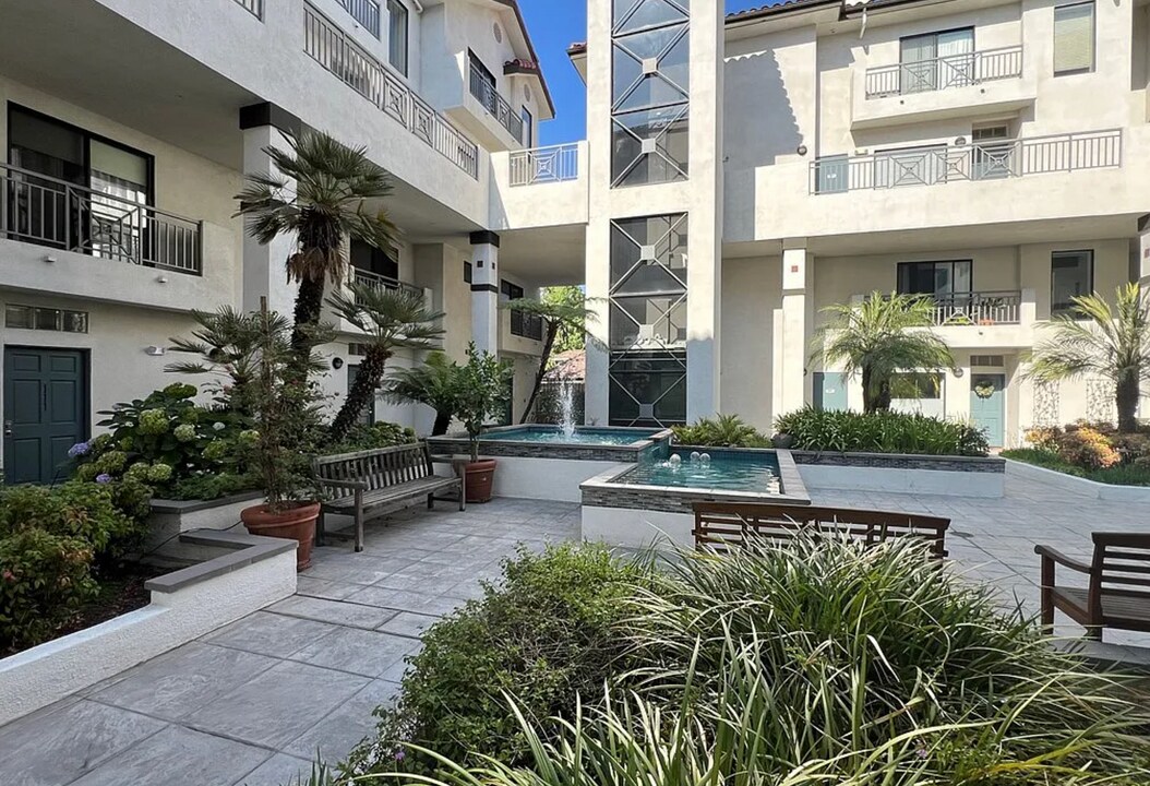 111 S Oak Knoll Ave in Pasadena, CA - Building Photo