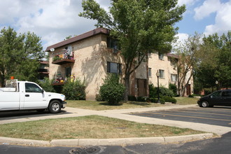 1706 W Victoria Ln in Mount Prospect, IL - Building Photo - Building Photo