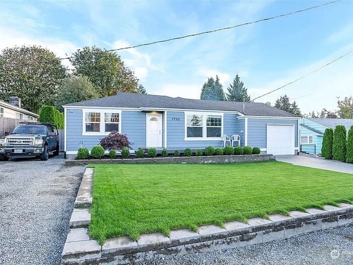 7702 30th St W in University Place, WA - Building Photo