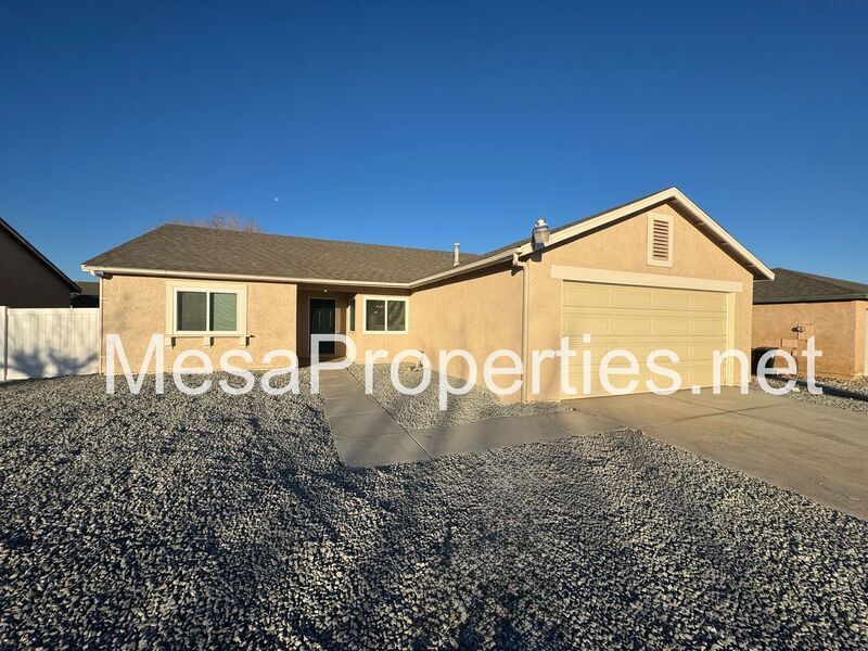 17882 Kendall Cir in Adelanto, CA - Building Photo